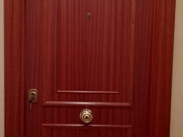 Puerta en madera Sapelly decorado Nº2